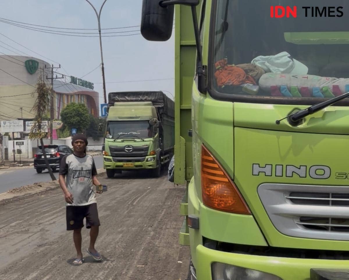 Nawa Junaidi (49), sopir truk asal Muaro Bungo, Jambi harus mengantre BBM dikarenakan kondisi Solar yang langka