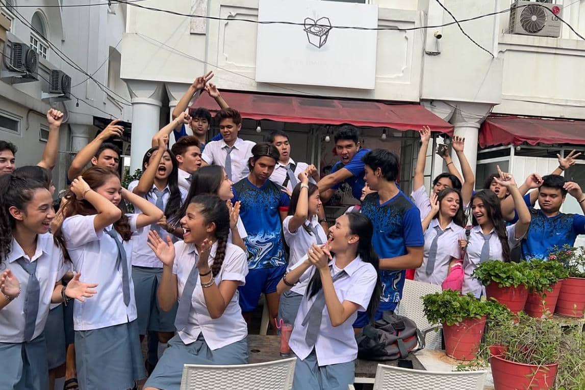 Sejumlah pemain sinetron Asmara Gen Z berpose bersama di balik layar sebagai kenangan kebersamaan mereka.