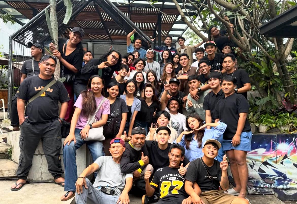 Para pemain Asmara Gen Z berpose bersama di balik layar dalam sebuah foto kenangan kebersamaan mereka.