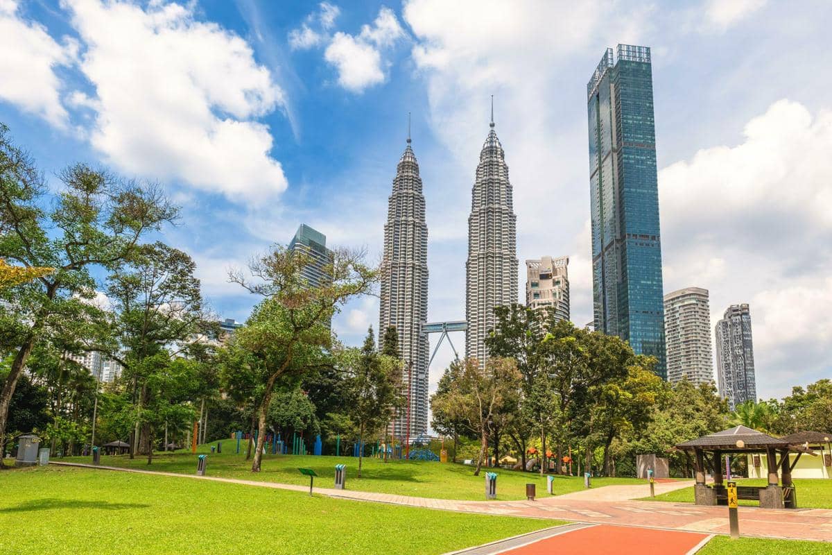 Pemandangan area hijau KLCC Park, taman rekreasi perkotaan yang asri di Kuala Lumpur, Malaysia.