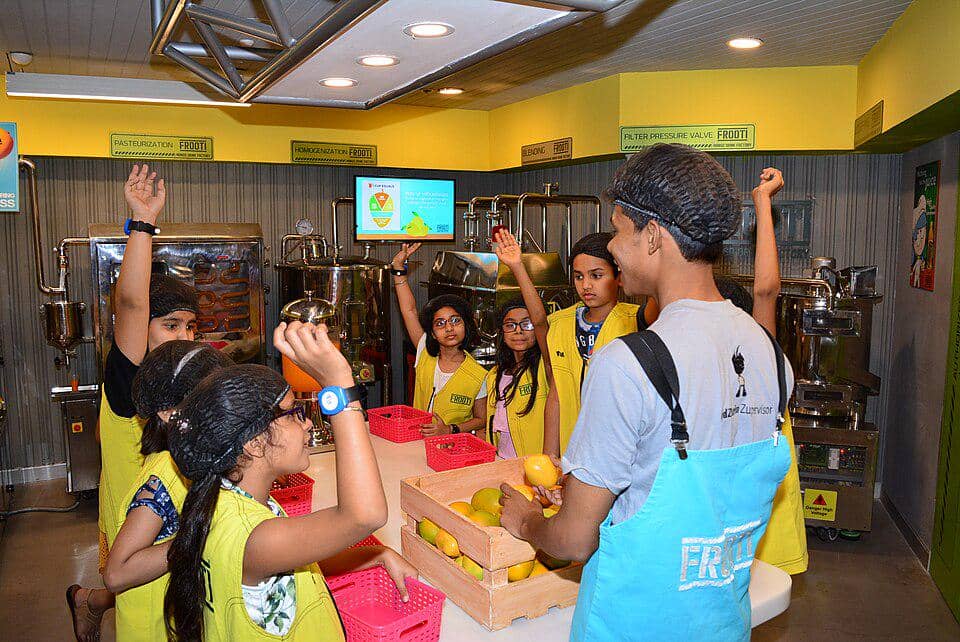 Anak-anak mengikuti aktivitas bermain peran bersama di area KidZania dalam suasana rekreasi edukatif.