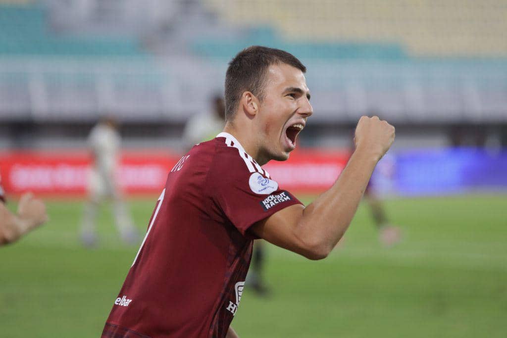 Striker PSM, Luka Cumic, merayakan gol yang dicetaknya ke gawang Arema FC di musim 2026/2027.