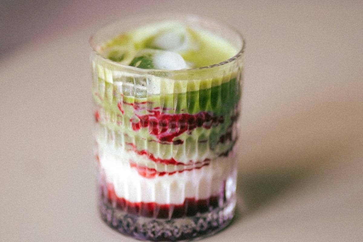 ilustrasi strawberry matcha espresso