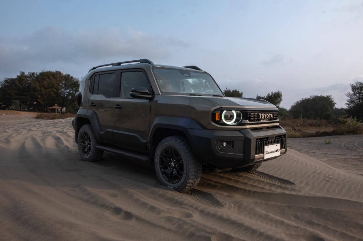 Ilustrasi Toyota Land Cruiser FJ yang dipastikan akan dirilis pada akhir 2026 oleh Toyota Astra Motor.
