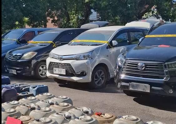 Deretan mobil dengan tangki modifikasi yang digunakan menyedot BBM subsidi dari SPBU di Kota Makassar, Senin (14/9/2026). IDN Times/Darsil Y