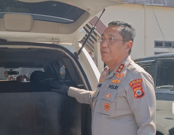 Kapolda Sulsel, Irjen Pol Djuhandani Rahardjo Puro, saat memperlihatkan mobil penimbun BBM subsidi di Makassar, Senin (14/9/2026). IDN Times