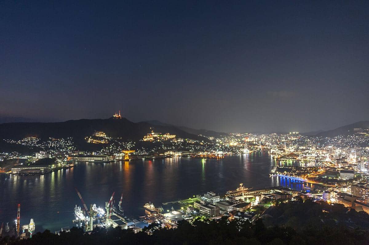 ilustrasi pelabuhan Nagasaki dari Gunung Inasa, Nagasaki saat malam hari