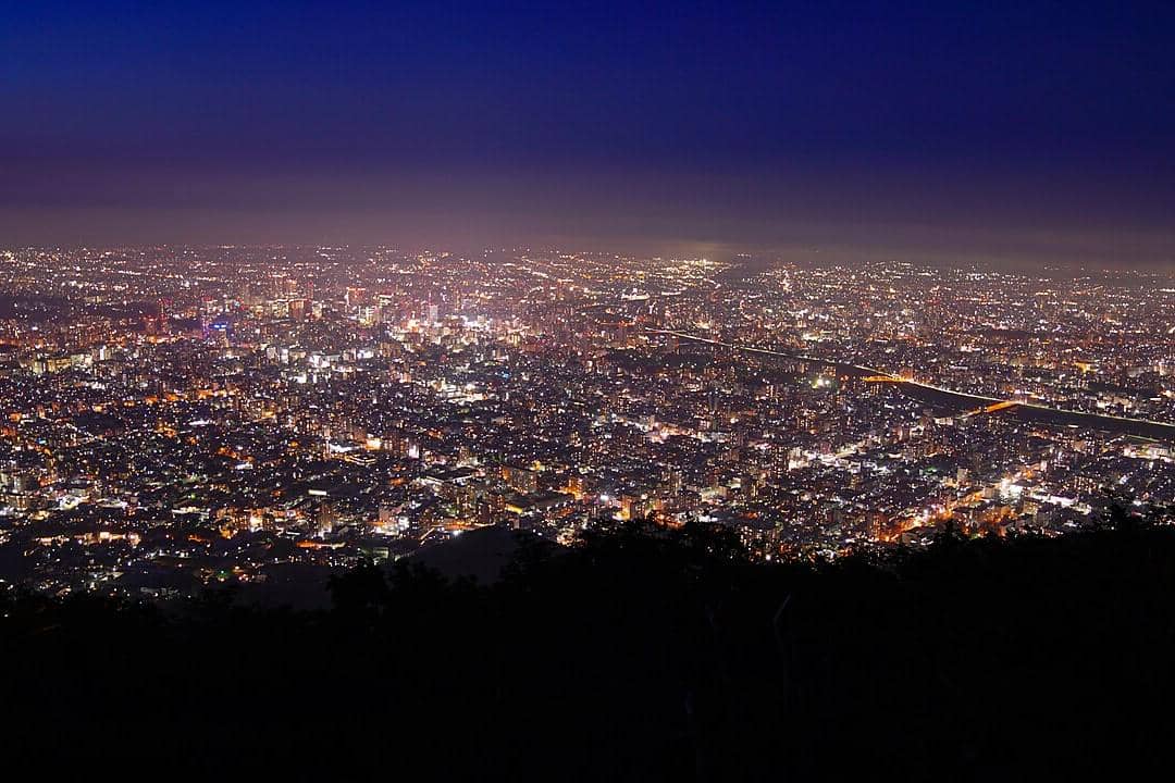 ilustrasi pemandangan dari Dek Observasi Gunung Moiwa, Hokkaido saat malam hari