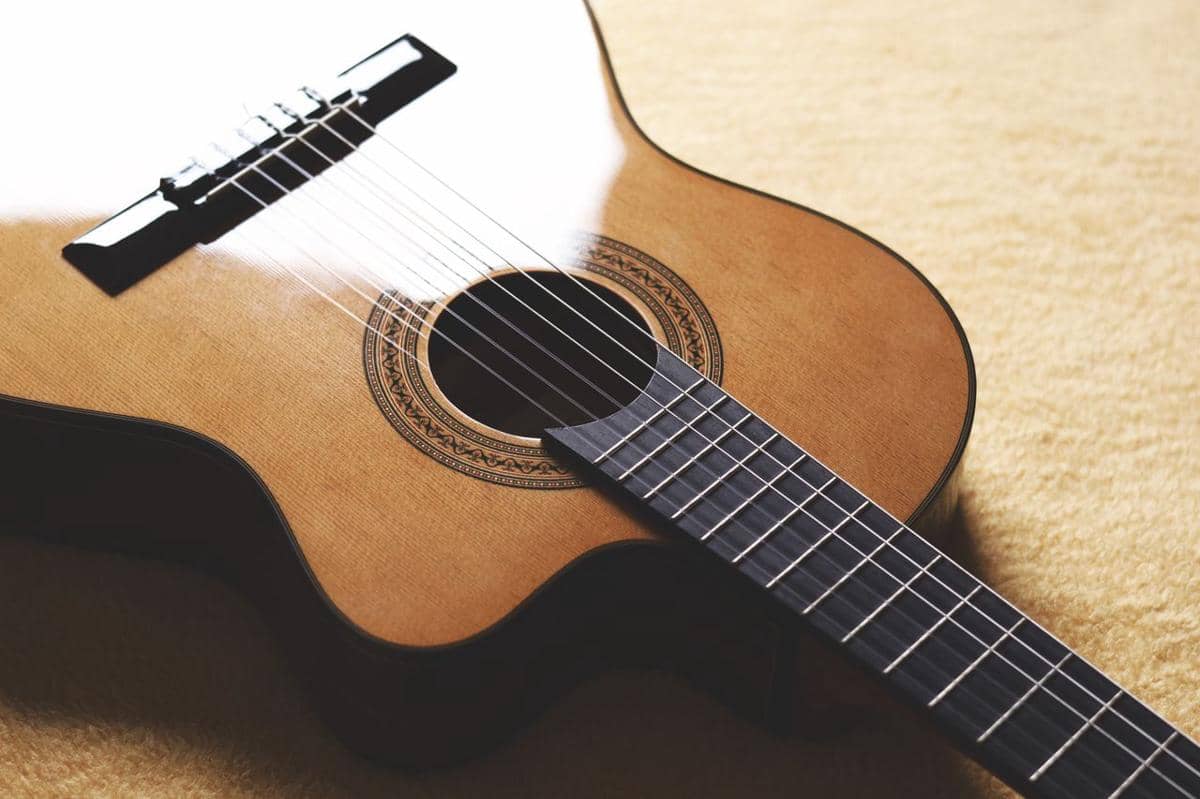 ilustrasi senar nilon gitar