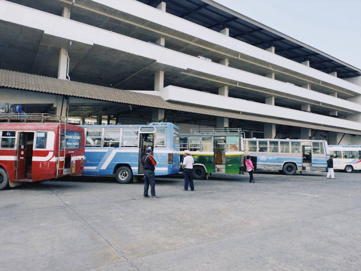 ilustrasi suasana terminal bus