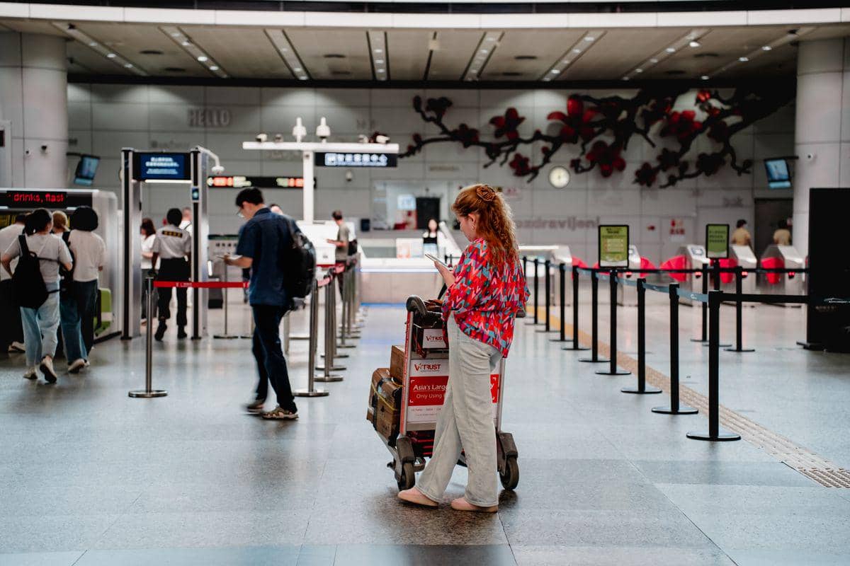 ilustrasi check-in di bandara