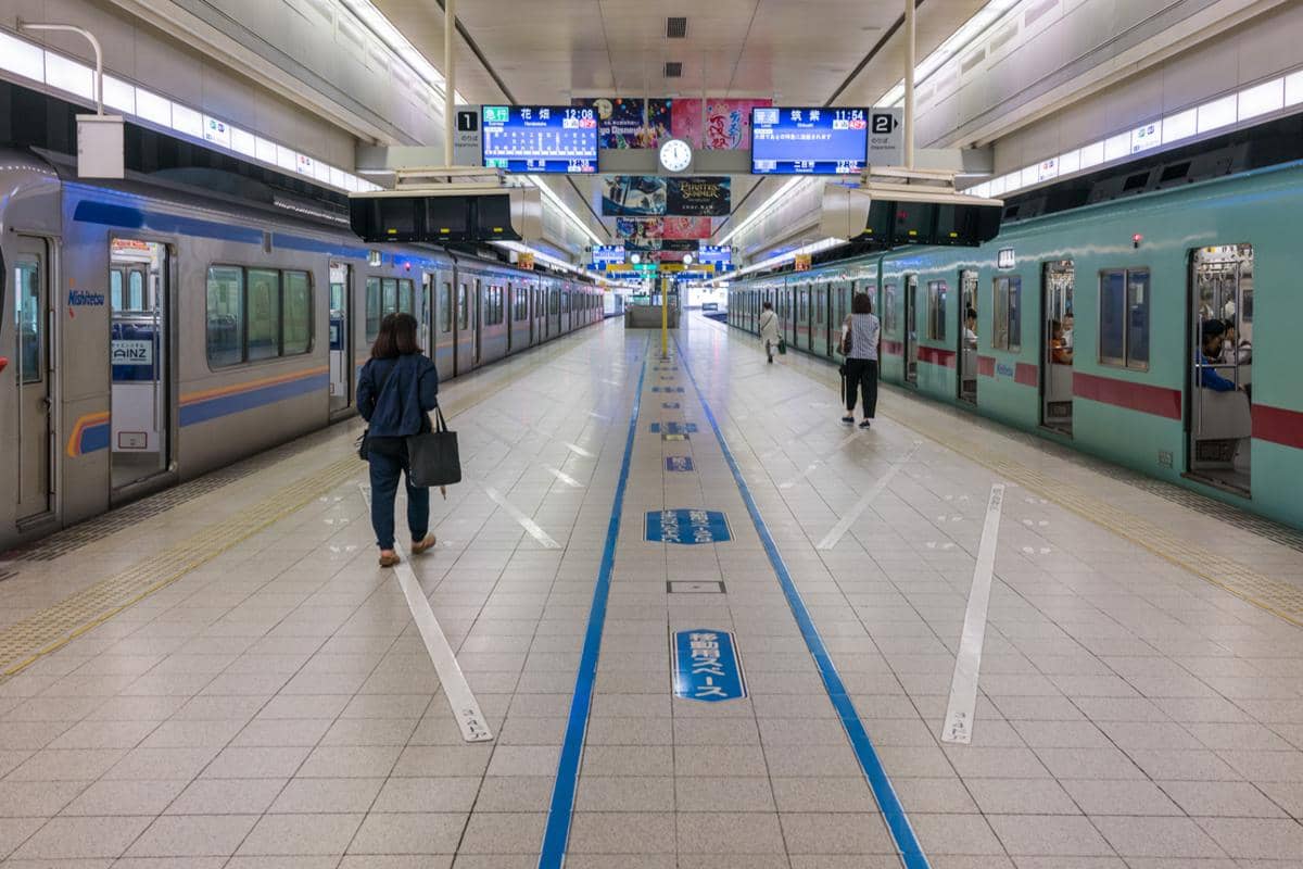 ilustrasi transit di stasiun kereta api