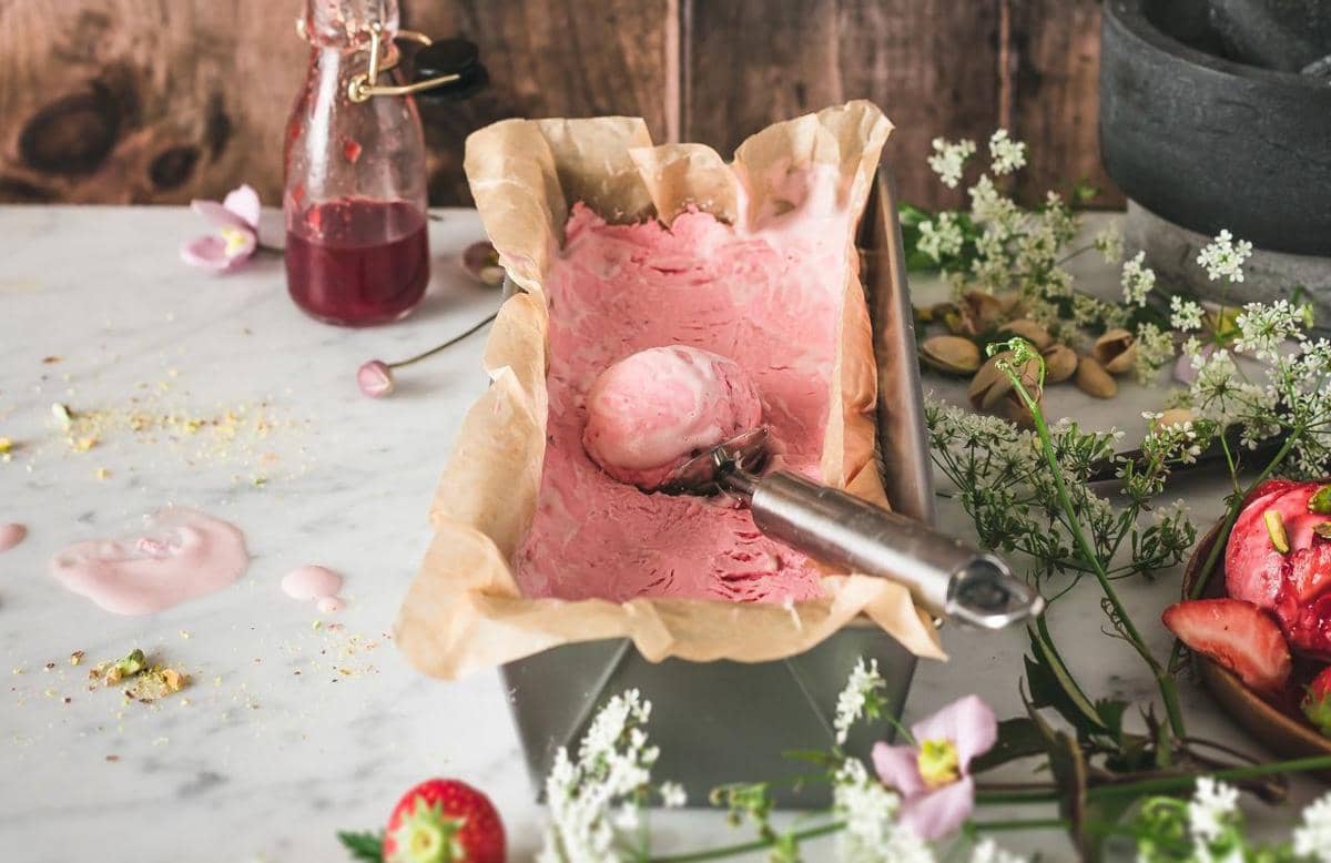 ilustrasi es krim strawberry