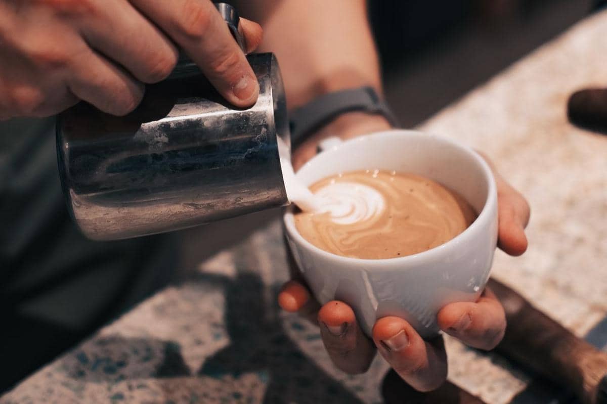 ilustrasi membuat latte