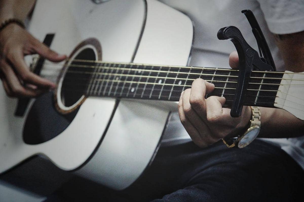 ilustrasi bermain gitar