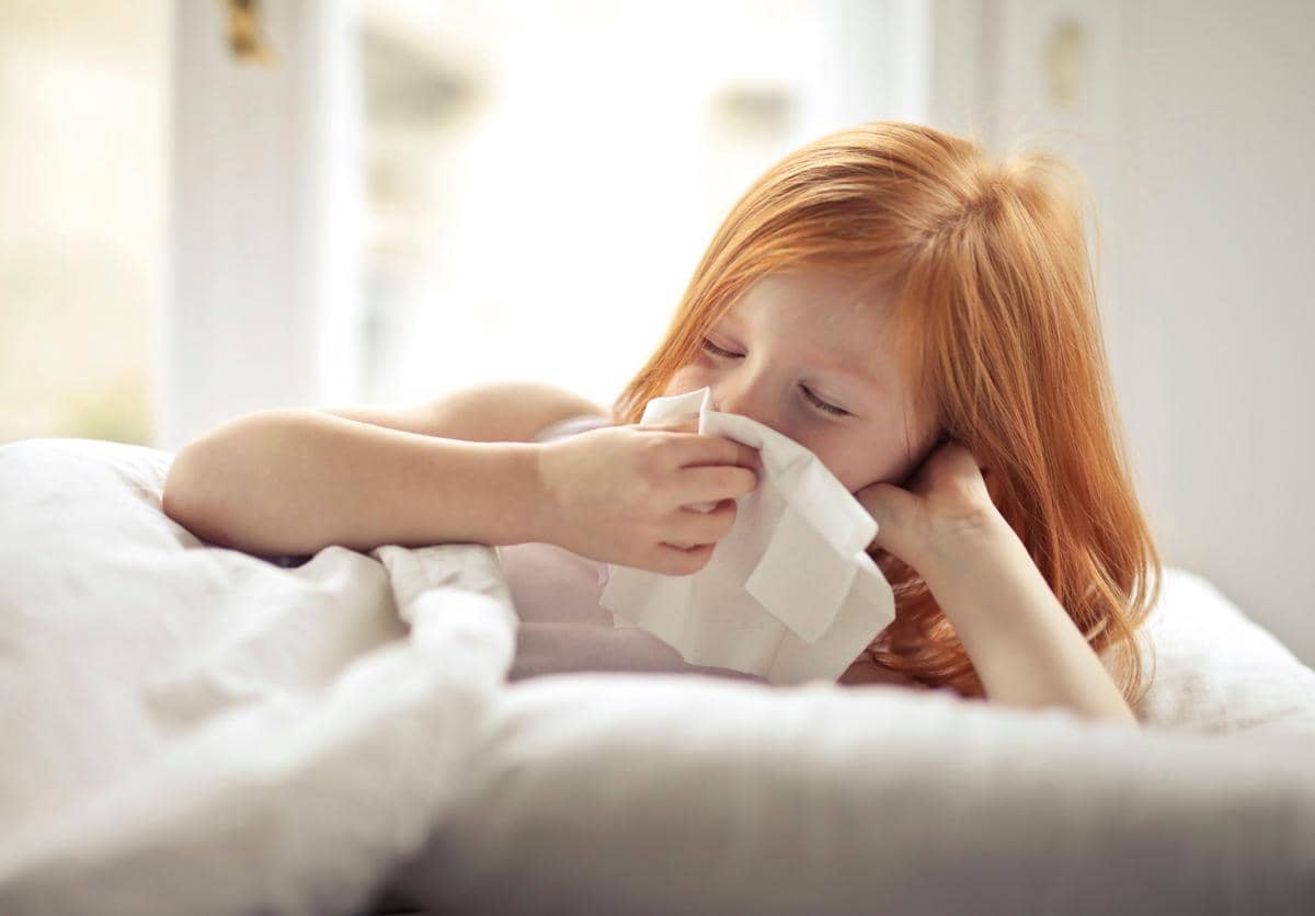 ilustrasi anak menutup mulut dan hidung saat batuk atau bersin