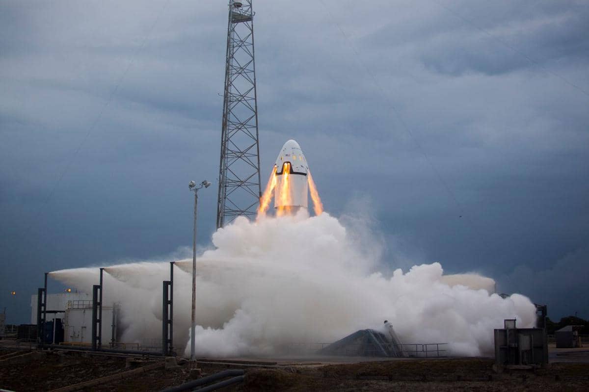 ilustrasi peluncuran roket, perusahaan teknologi luar angkasa, aerospace, SpaceX