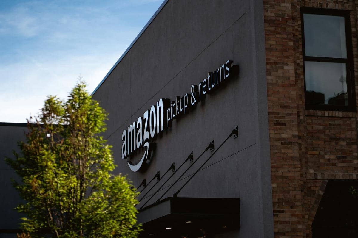 ilustrasi gedung perusahaan Amazon, marketplace, e-commerce