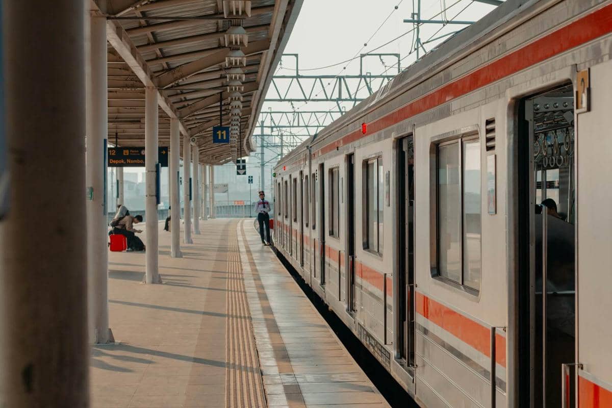 ilustrasi kereta api, komuter, transportasi umum, Jakarta, Indonesia