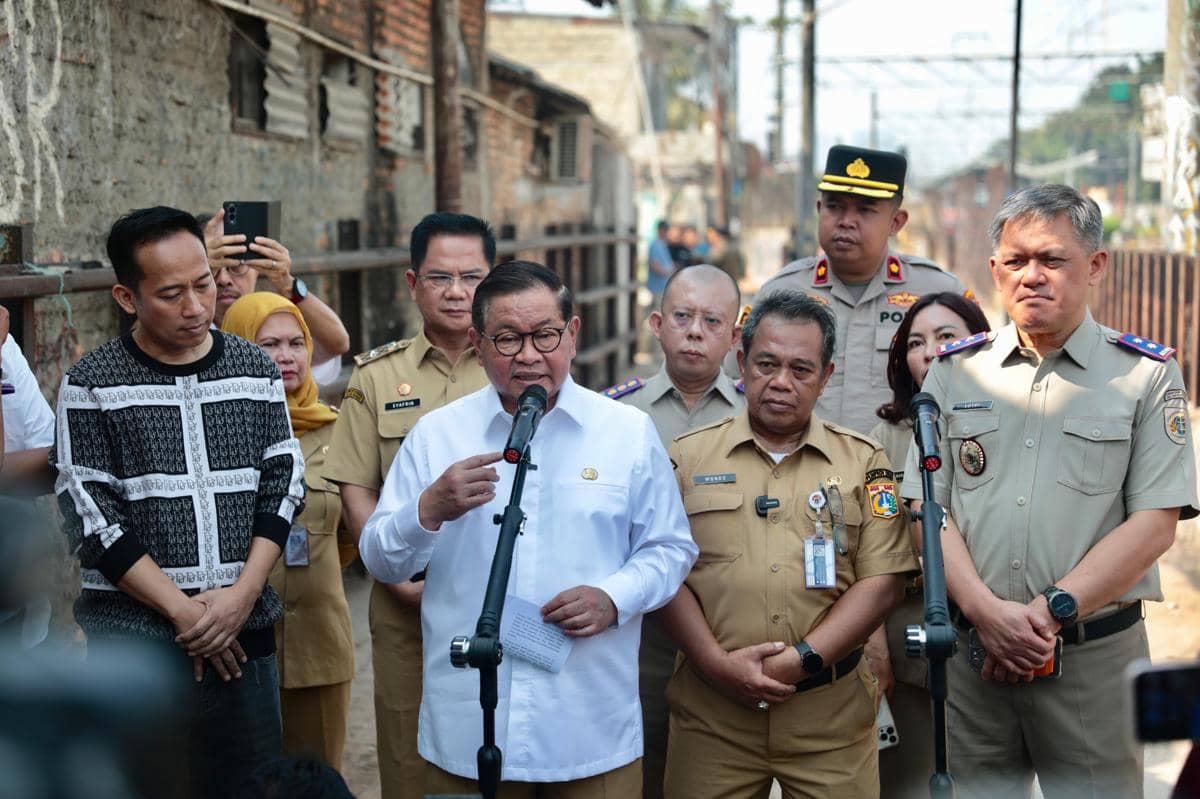 Gubernur DKI Jakarta, Pramono Anung, saat melakukan site visit di Jalan Pagu Jaten Raya, Pasar Minggu, Jakarta Selatan, Senin (14/9).