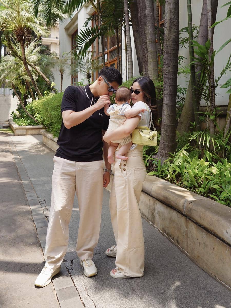 Gaya Alyssa Daguise Family Time, Nuansa Cream dan Soft Yellow (instagram.com/alyssadaguise)