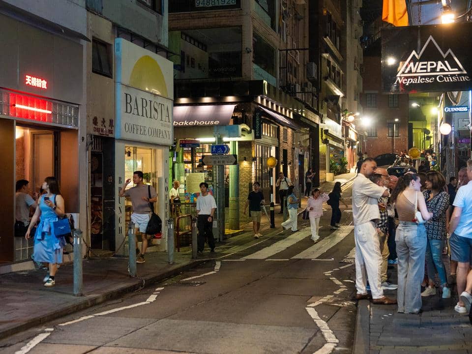 suasana malam di kawasan Old Town Central Hong Kong