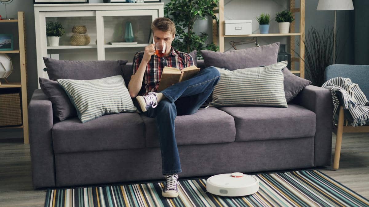 5 Tipe MBTI Pria yang Paling Betah di Rumah, Homebody Sejati!