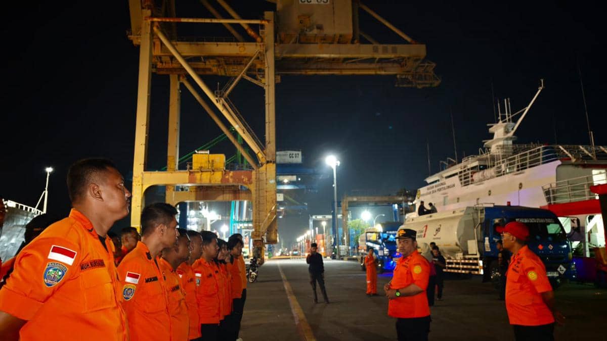Basarnas Makassar mengerahkan KN SAR Kamajaya untuk membantu operasi pencarian korban KMP Virgo Transport 8 yang tenggelam di perairan Laut
