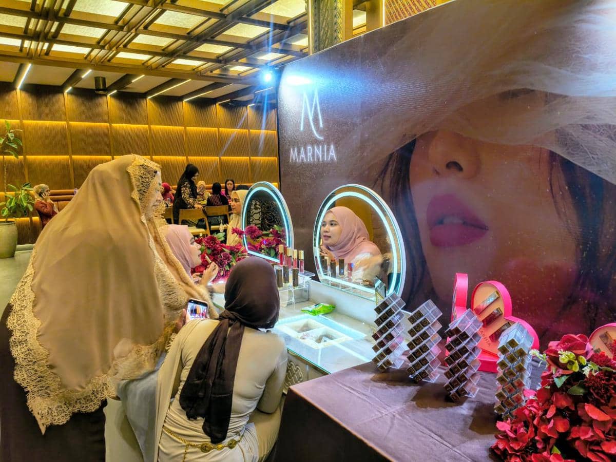 Suasana peluncuran brand kosmetik Marnia di Medan dengan beragam produk kecantikan yang dipajang di area acara.