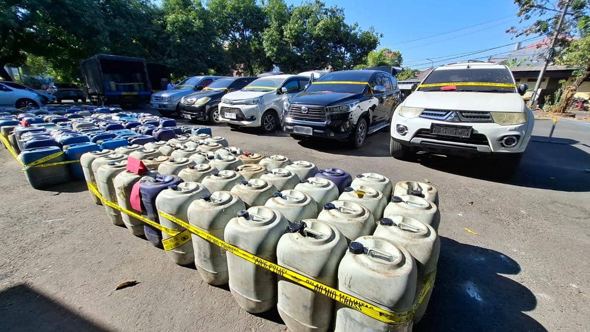 Polisi mengungkap beragam modus yang digunakan 17 pelaku dalam penyalahgunaan bahan bakar minyak (BBM) bersubsidi di Sulawesi Selatan. (IDN