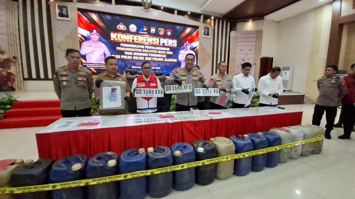 Polisi mengungkap beragam modus yang digunakan 17 pelaku dalam penyalahgunaan bahan bakar minyak (BBM) bersubsidi di Sulawesi Selatan. (IDN