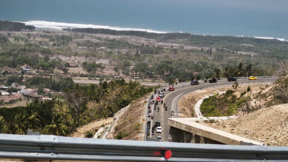Kelok 23 JJLS Kretek-Girijati Diuji Coba, Truk Masih Dilarang