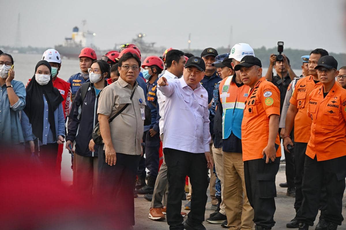 Proses evakuasi penumpang KMP Virgo Transport 8.