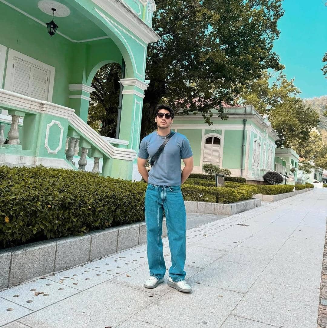Outfit kasual Bara Valentino