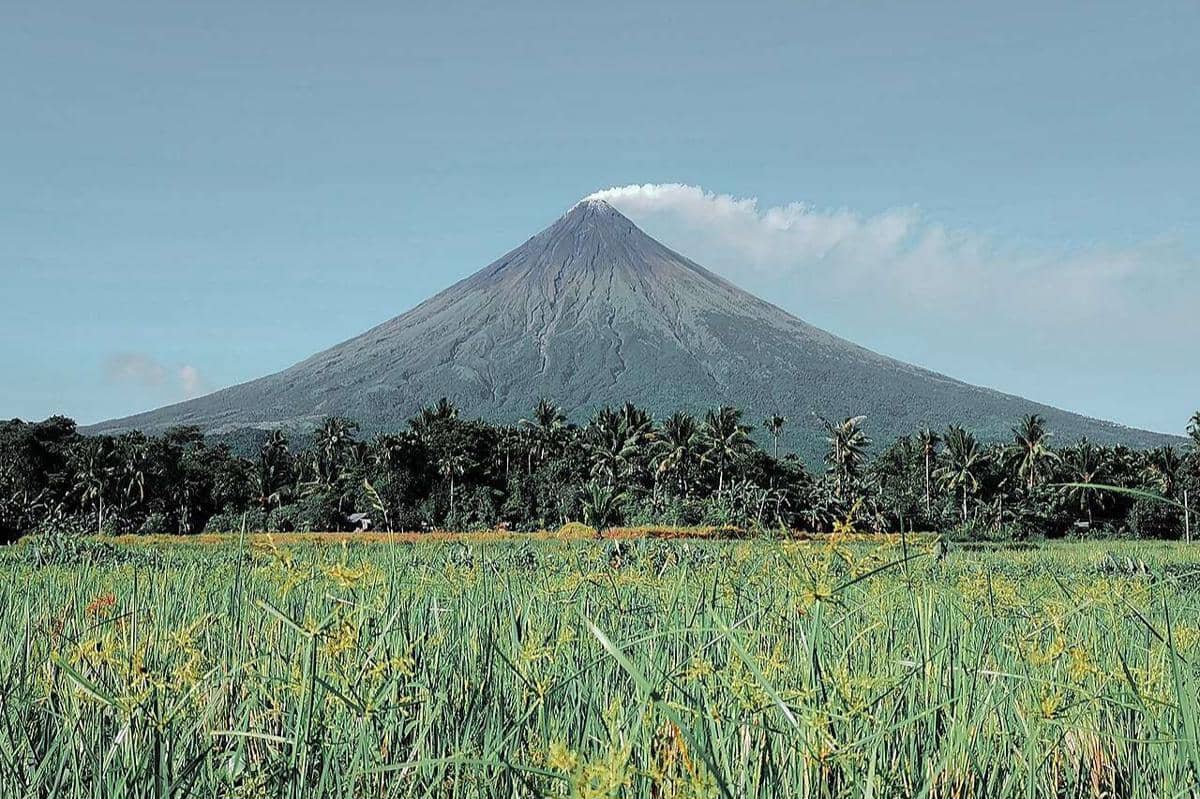 gunung berapi stratovolcano Mayon di Filipina
