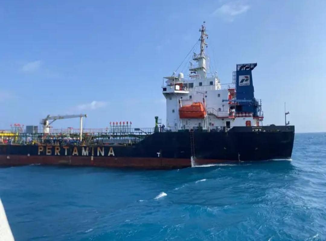 Proses pencarian para penumpang KM Virgo Transport 8 di Laut Jawa, Minggu (13/9/2026).