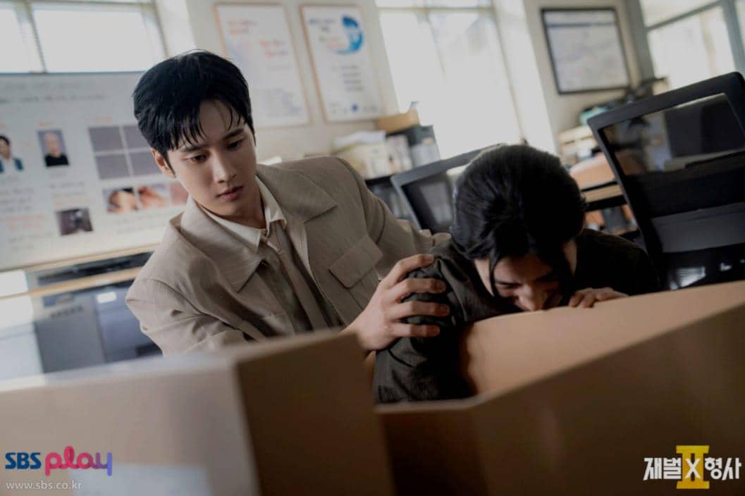 Potongan adegan drama Korea Flex x Cop 2 produksi SBS dalam materi promosi serial televisi tersebut.