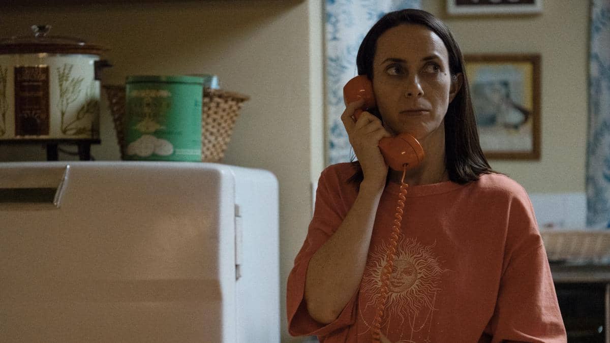 Still cut serial Widow's Bay produksi Apple TV yang memperlihatkan salah satu adegan dalam serial tersebut.