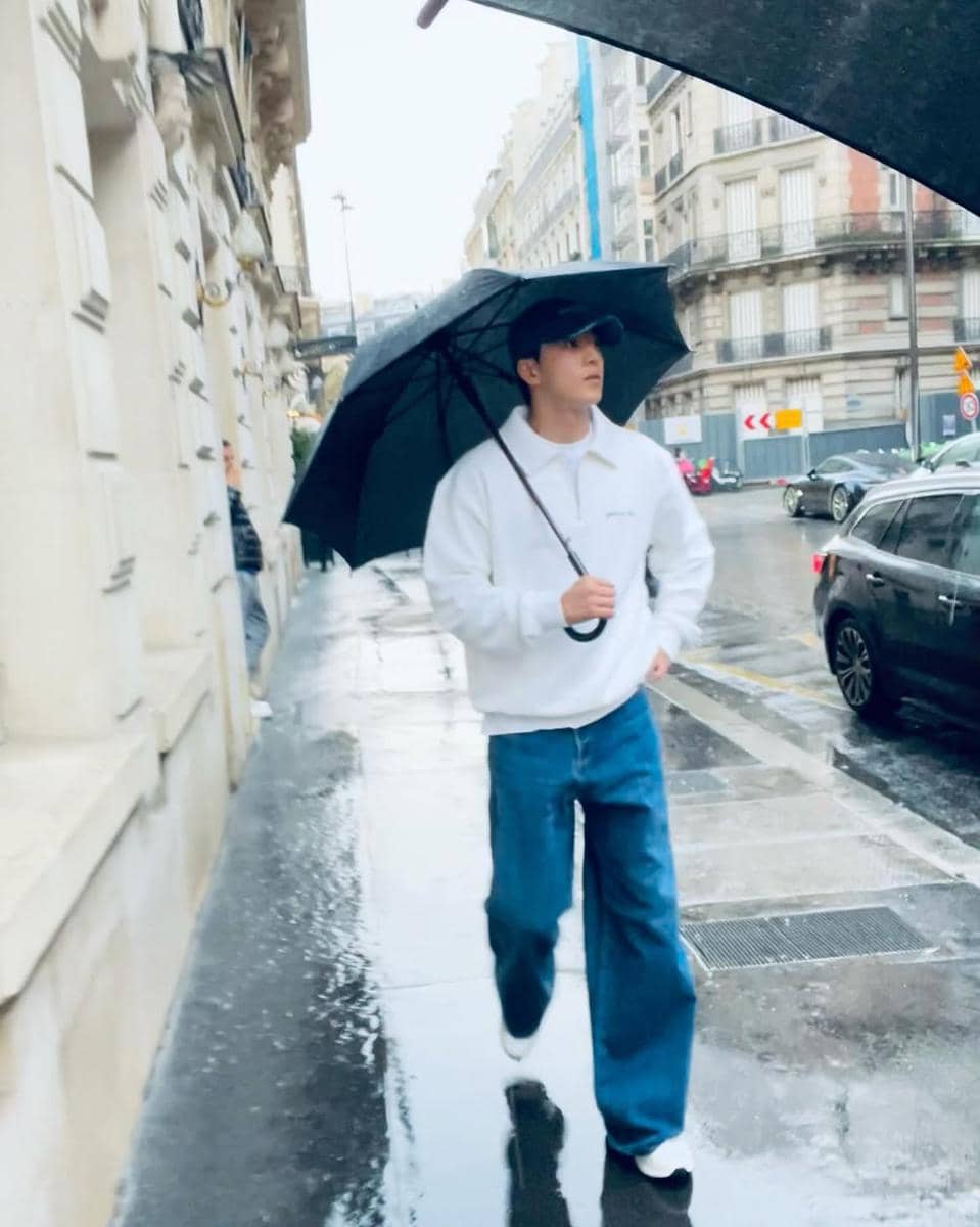 outfit Nam Joo Hyuk dengan vibe youthful dan stylish