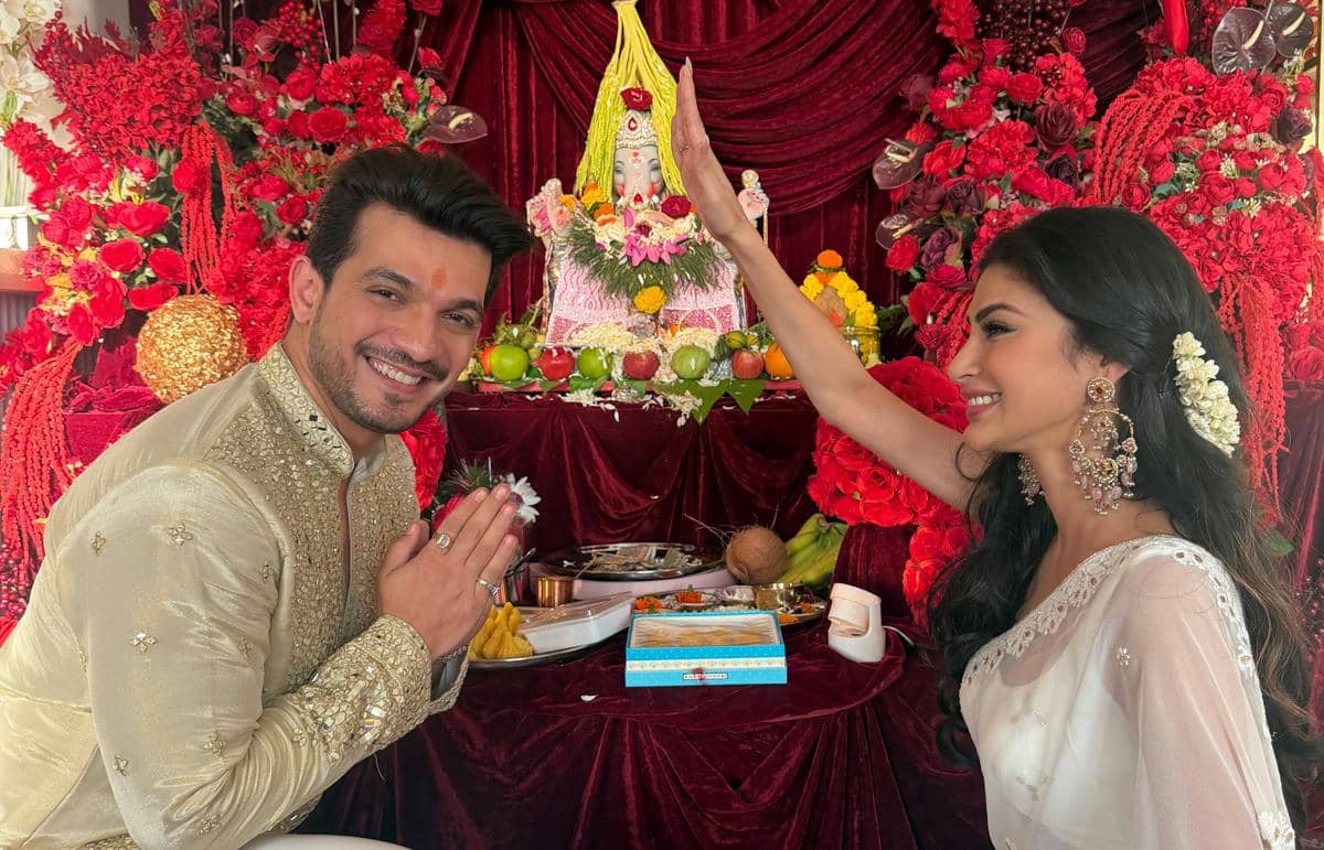 Mouni Roy Rayakan Ganesh Chaturthi Bareng Arjun Bijlani, Seru!
