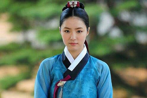 Shin Se Kyung tampil dalam salah satu adegan drama Korea Deep Rooted Tree yang diproduksi oleh SBS.