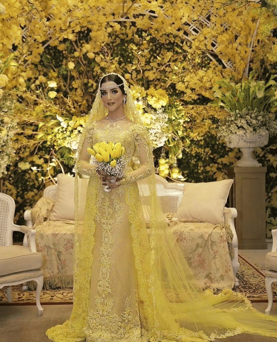 gaya kebaya kuning ala Tasya Farasya