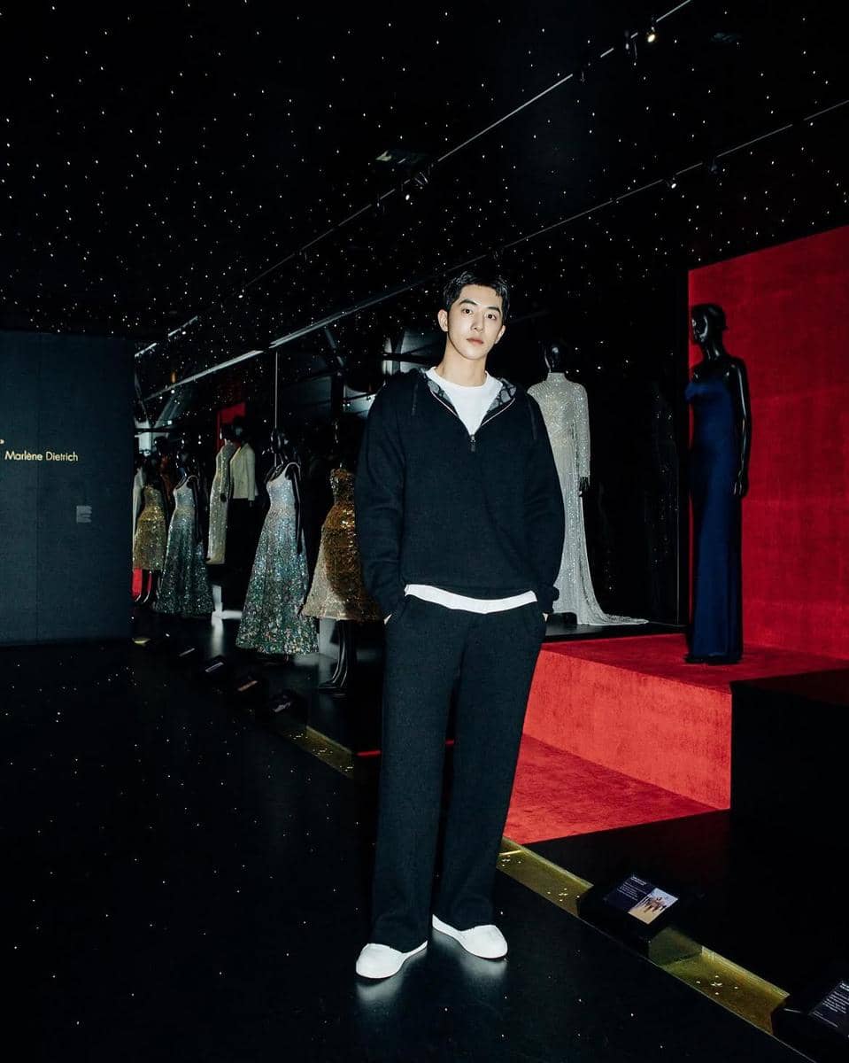 outfit Nam Joo Hyuk dengan vibe youthful dan stylish