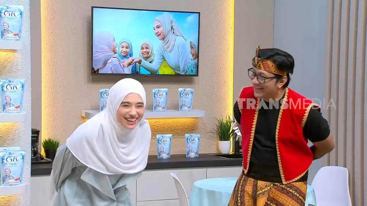 Andre Taulany dan Amanda Rigby tampil bersama dalam sebuah program televisi yang tayang di Trans7.