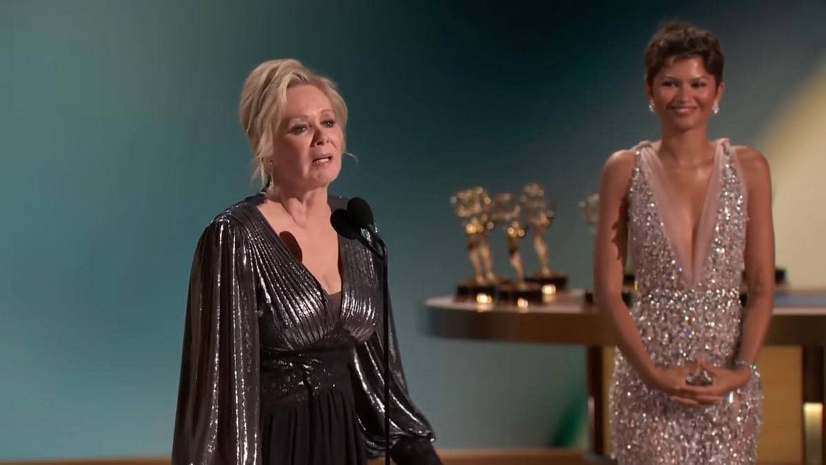 Jean Smart berdiri di panggung Primetime Emmy Awards 2026 sambil memegang piala penghargaan dan menyampaikan pidato.