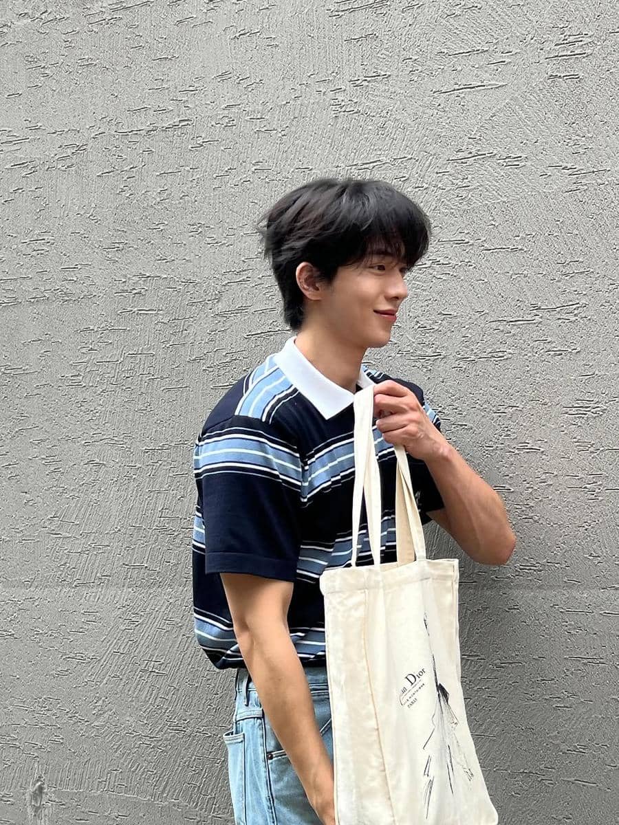 outfit Nam Joo Hyuk dengan vibe youthful dan stylish