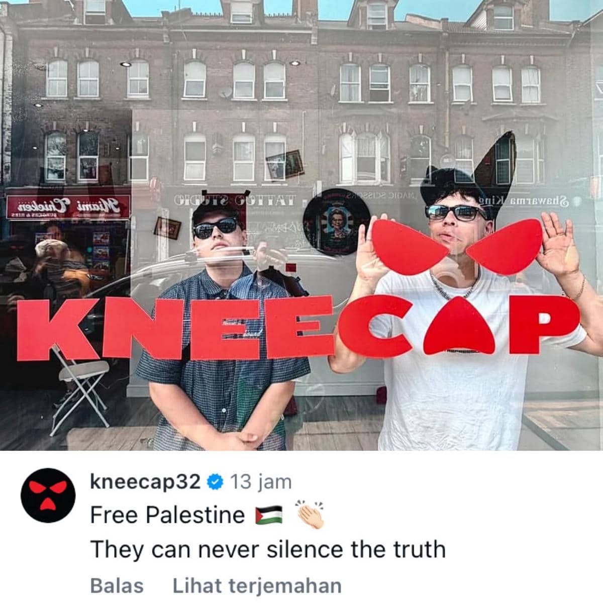 Potret grup Kneecap dari akun Instagram @kneecap, dengan para anggota tampil bersama dalam satu bingkai.