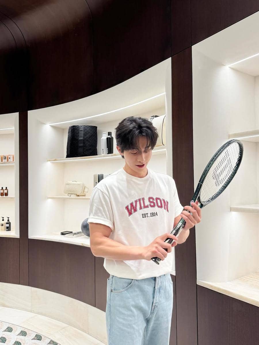 outfit Nam Joo Hyuk dengan vibe youthful dan stylish
