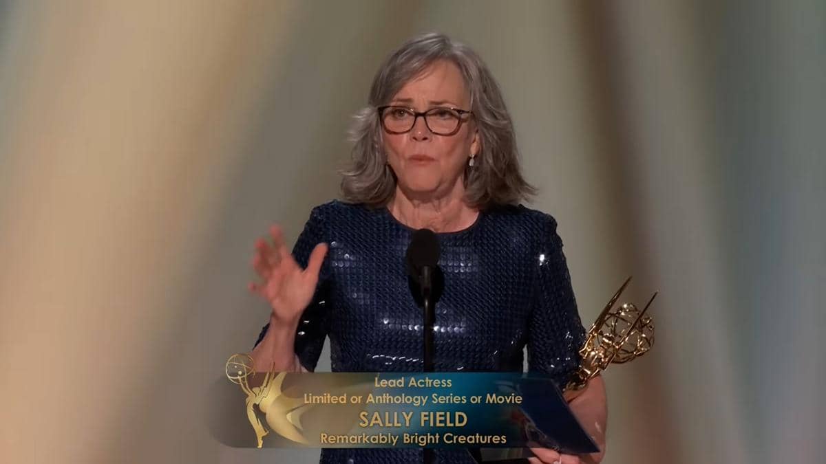 Sally Field tersenyum sambil memegang penghargaan Primetime Emmy Awards 2026 di atas panggung acara.