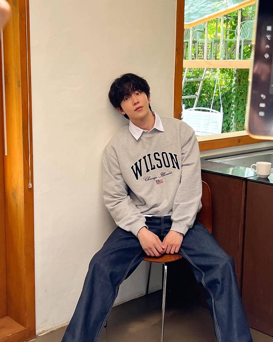 outfit Nam Joo Hyuk dengan vibe youthful dan stylish